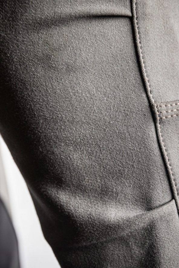 BiondoEndurance_Motorräder_PT_0014_Racing-Trousers_MorbegnoGrey_HD-Pouch_Portrait_Front_Knee